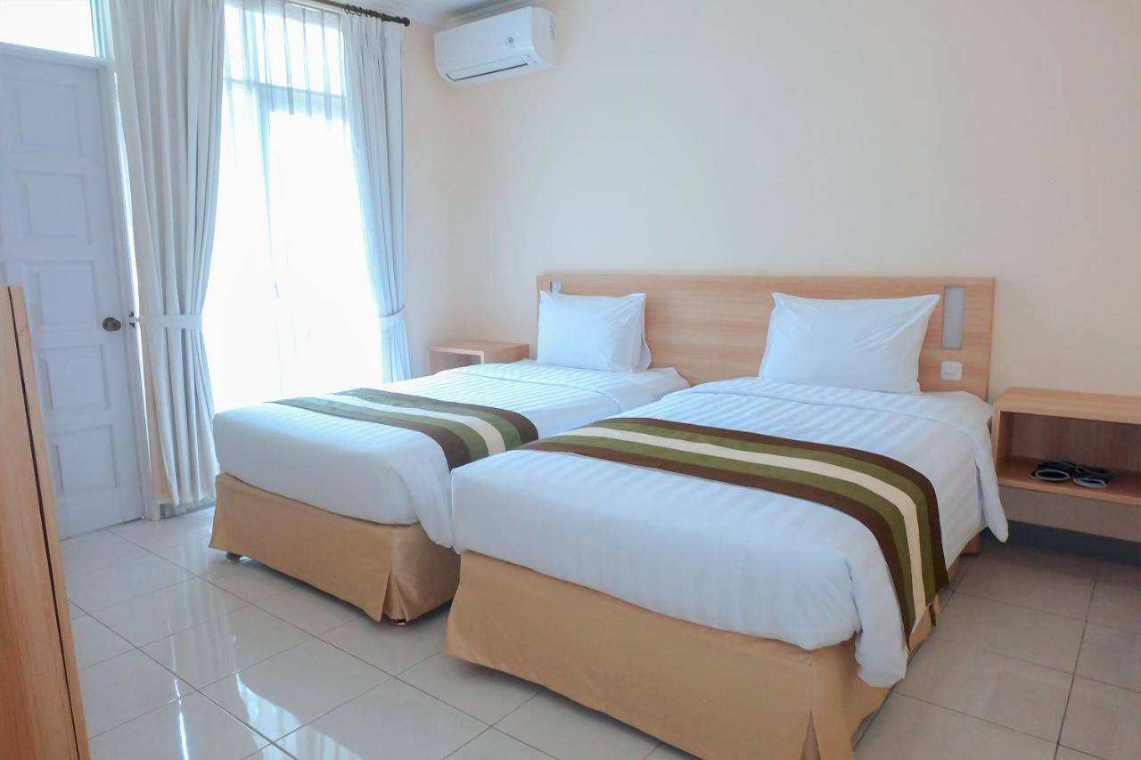 Whiz Prime Hotel Darmo Harapan Surabaya Exterior photo
